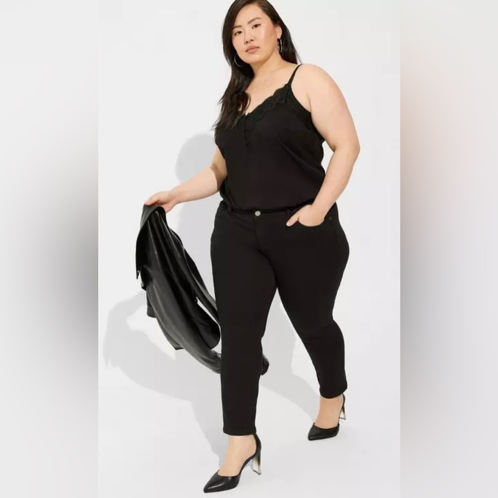 Torrid Black Crop Sky High Boot Super Soft High-Rise
Jean